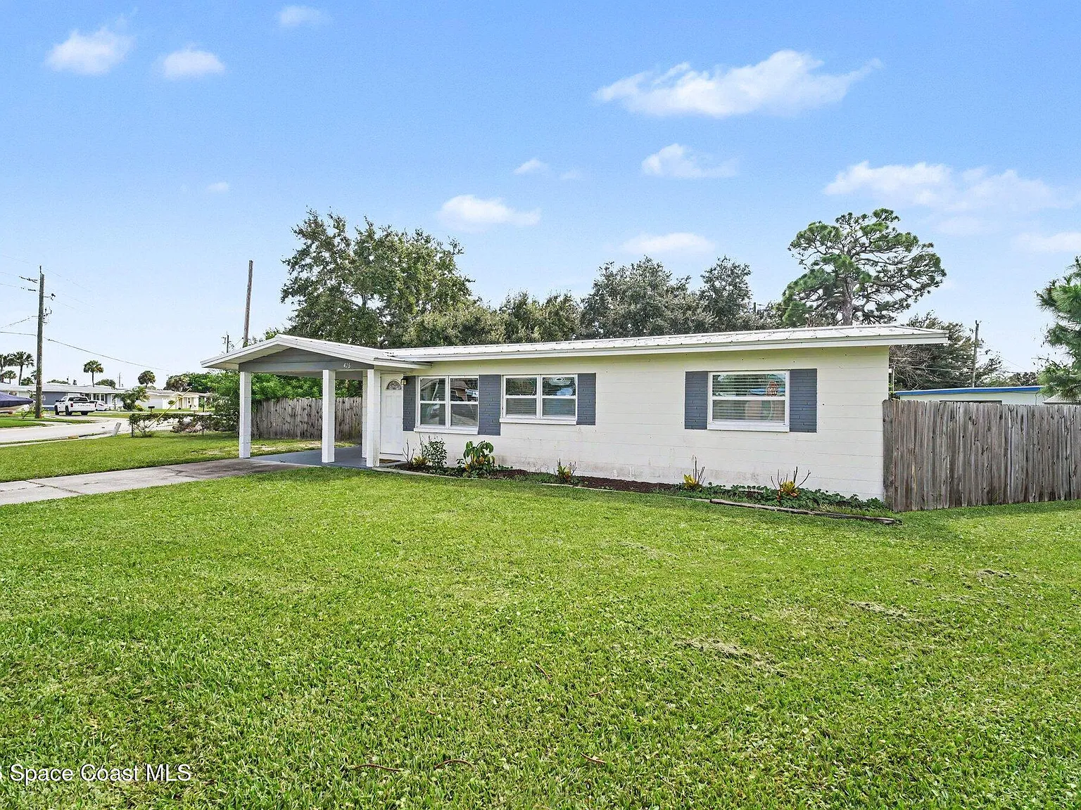 3 bed, 1.5 bath, 936 sqft, $1,800 — Photo 2