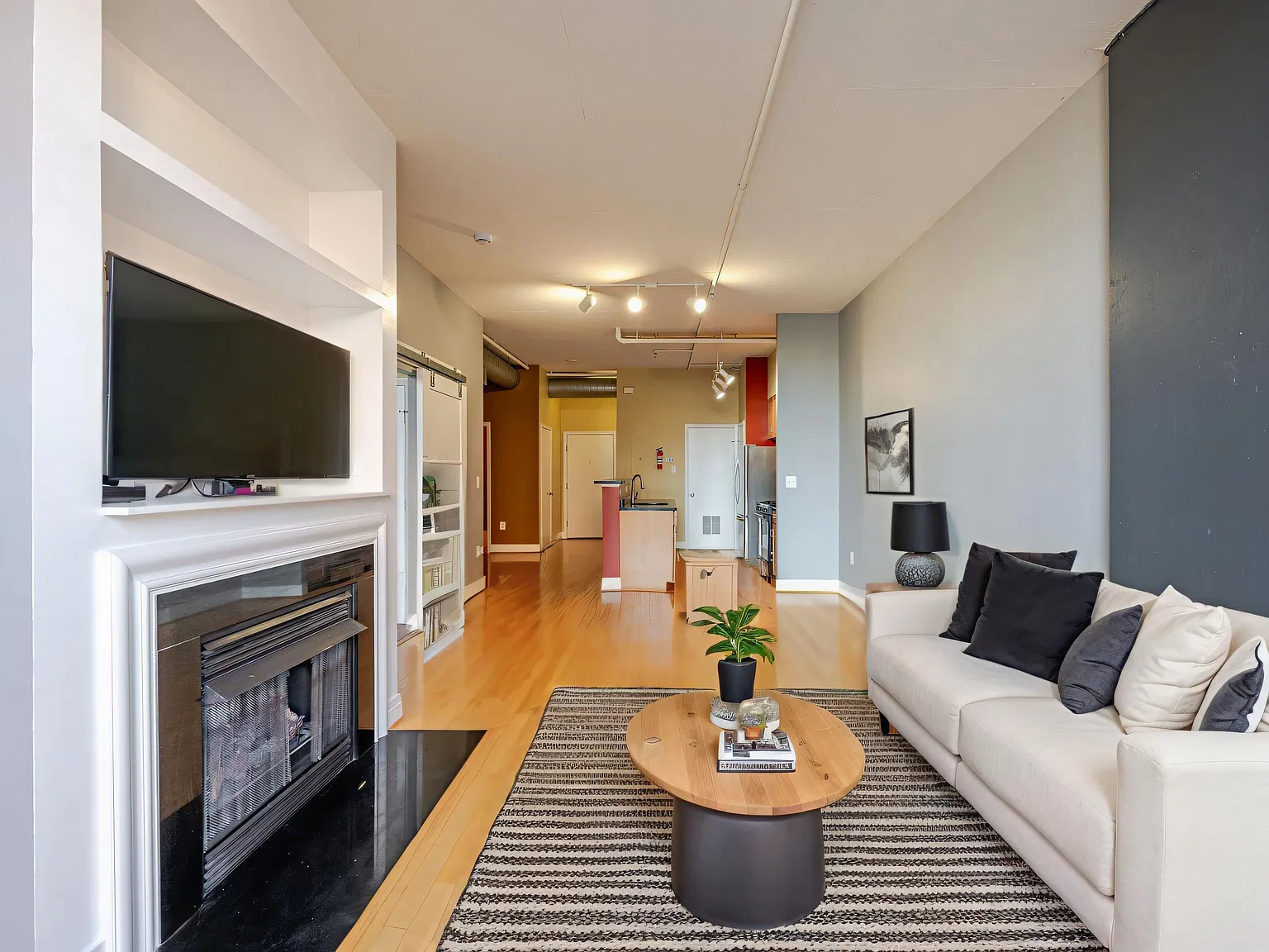 1 bed, 1.5 bath, 883 sqft, $2,595 — Photo 1