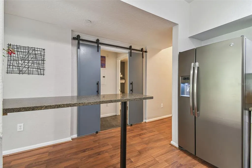 Building Photo - 2440 W Horatio St #1031