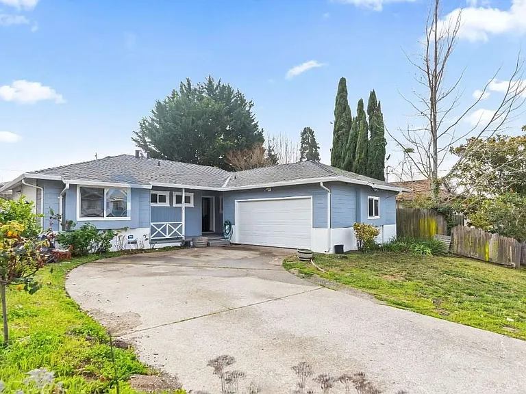3020 Deseret Dr — Photo 1