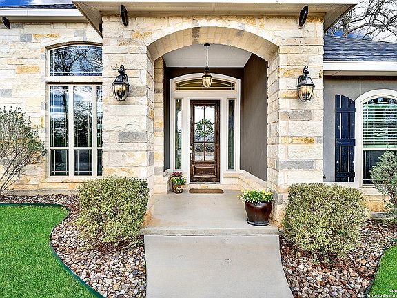 3rd image of 165 Woodlands Dr