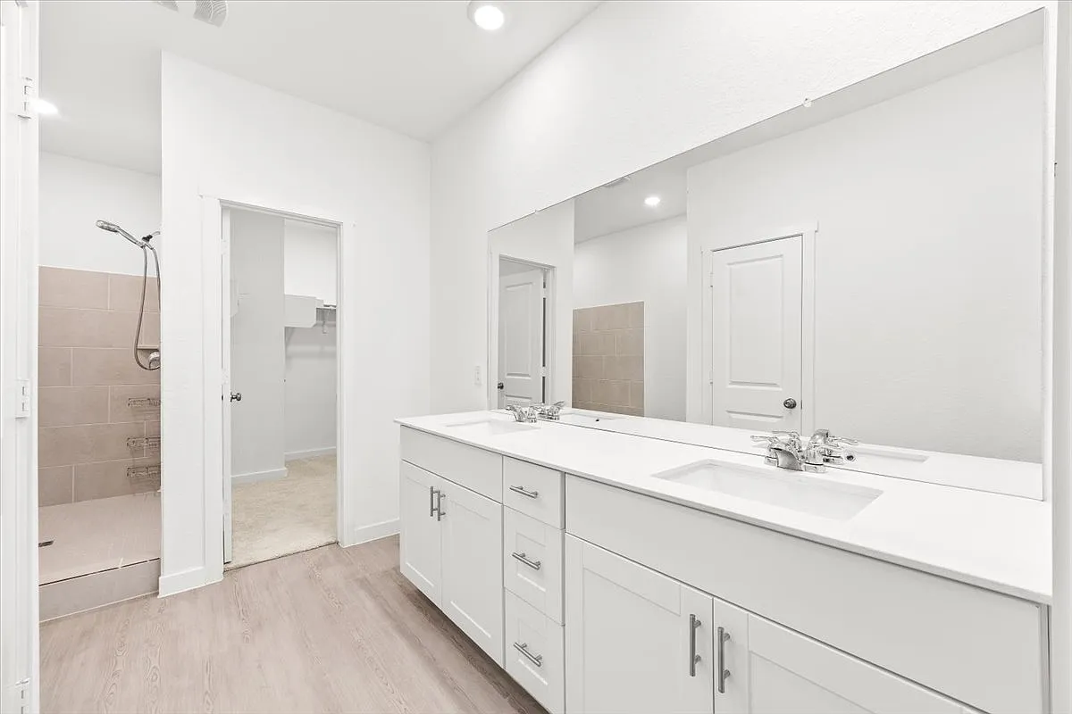 4 bed, 2378 sqft, $2,450 — Photo 2