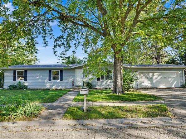 1110 8th St, De Witt, IA 52742