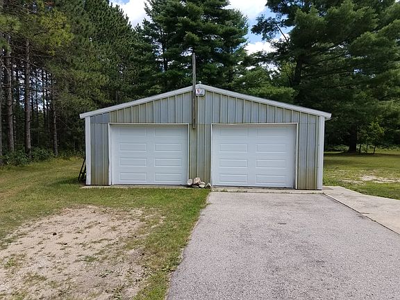 Pole barn, 24'x26'