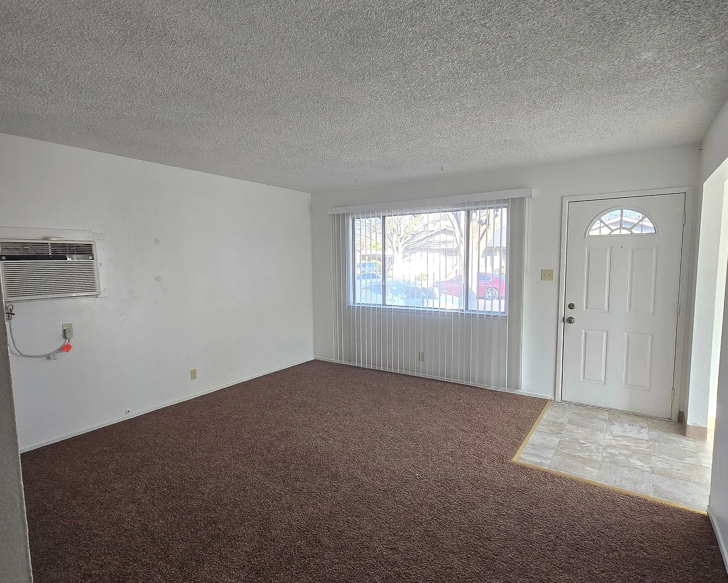 4 Plex With A Carport Space Move In Special $200.00 Off First Month Rent — Photo 4