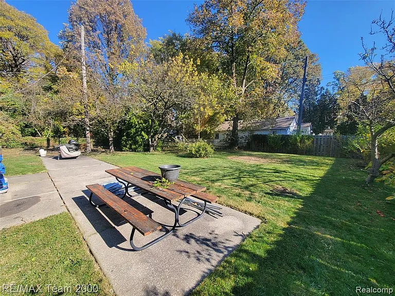 4565 Universal St — Photo 24