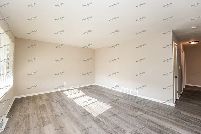 3 bed, 1.0 bath, 1064 sqft, $1,295 — Photo 4