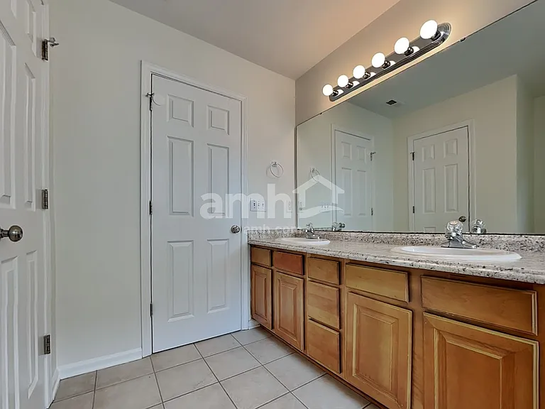 121 Hampton Lake Dr — Photo 16