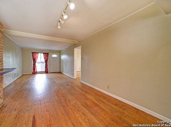 5th image of 126 Northaven St
