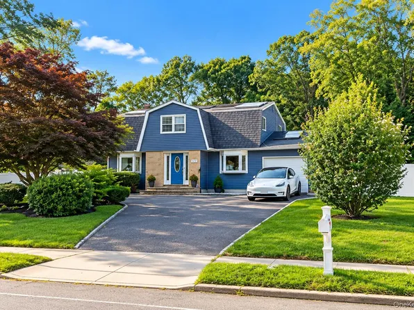 815 Expressway Drive N, Medford, NY 11763
