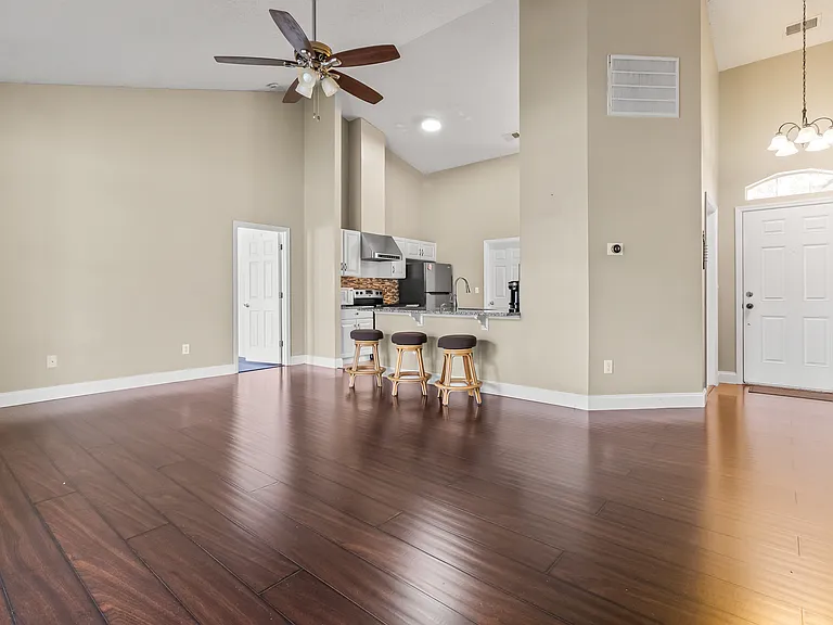 211 Springlake Dr — Photo 3