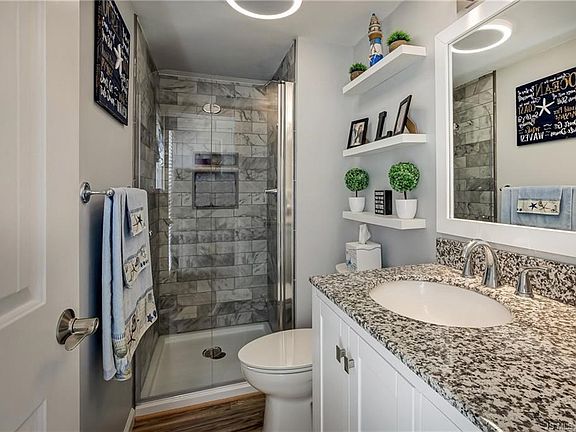 Gorgeous Renovated Full Bathroom!