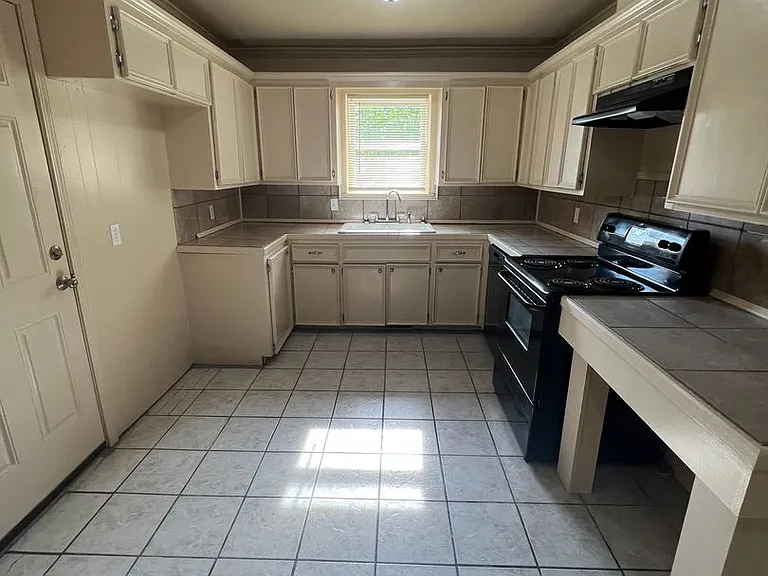 1202 N 28th St — Photo 11