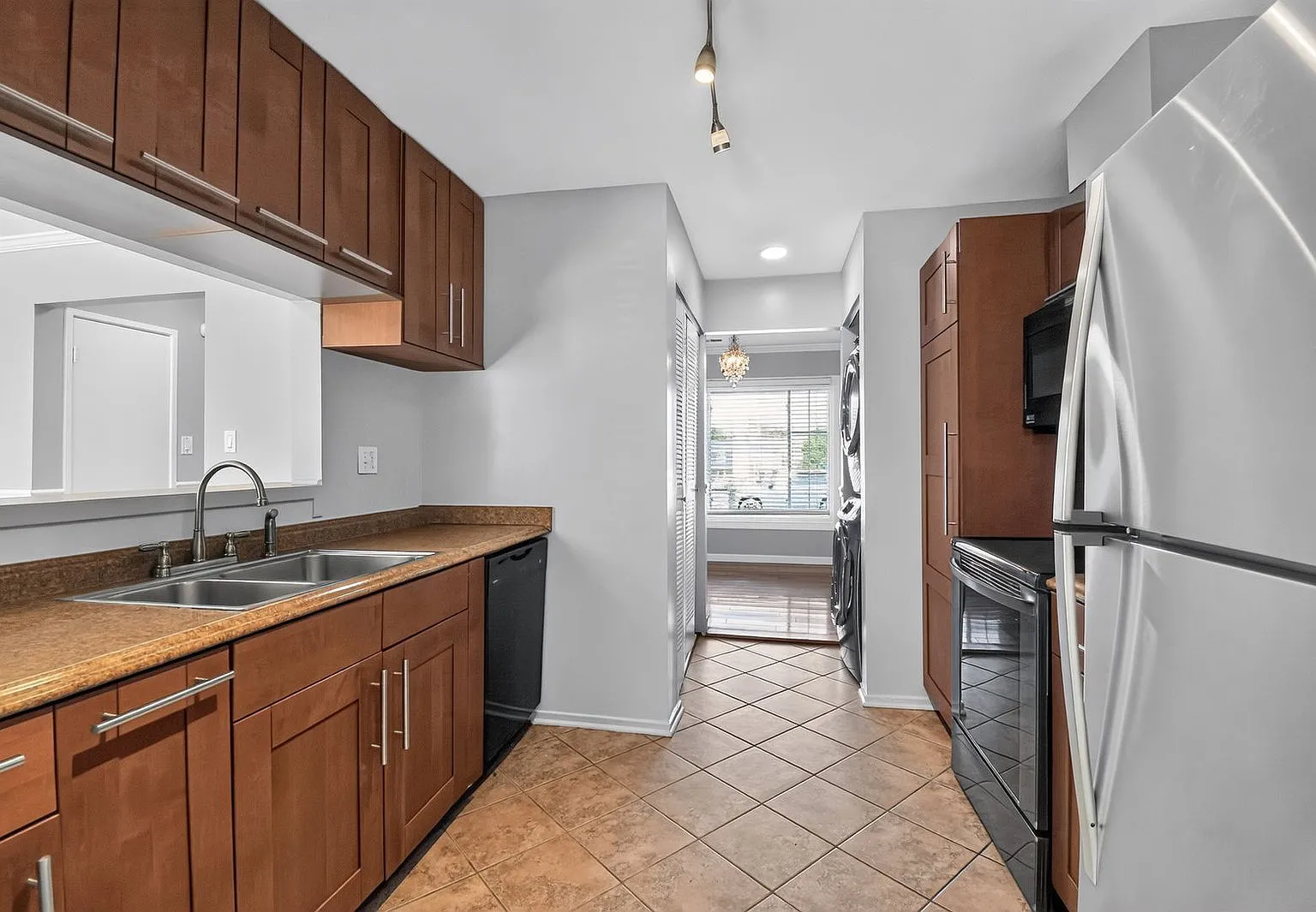 3 bed, 3.0 bath, 1452 sqft, $2,550 — Photo 4