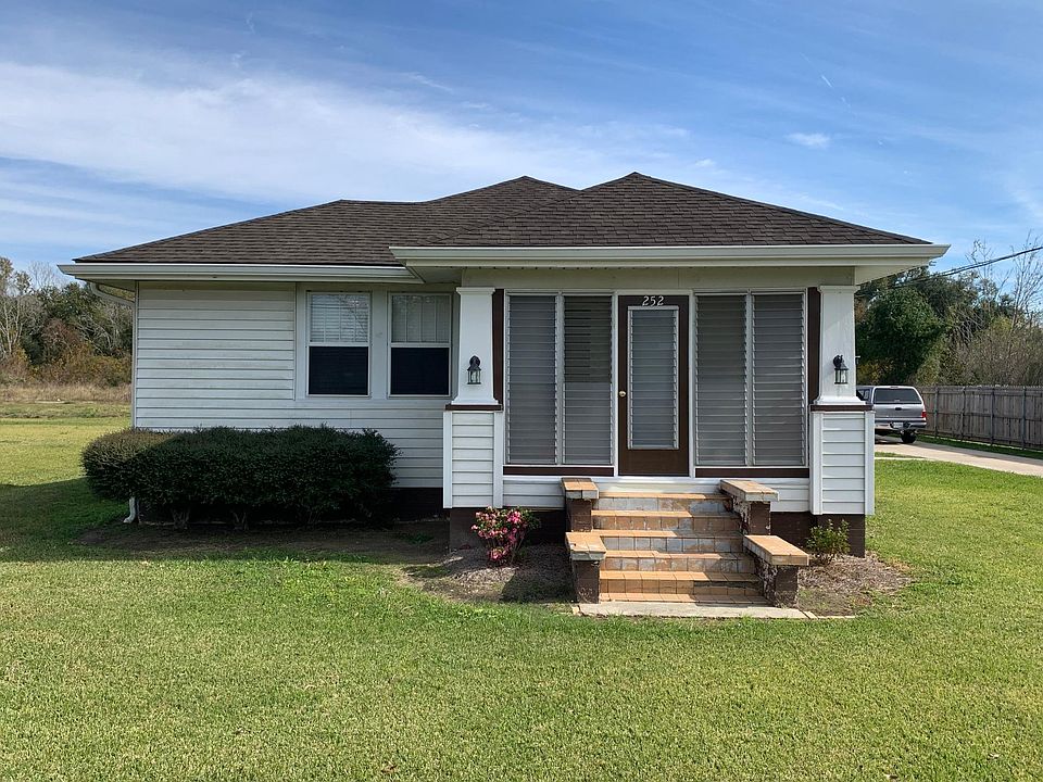 Front House view w/enclosed porch