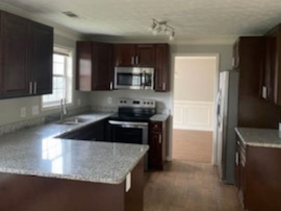 4th image of 680 Paces Woods Ct