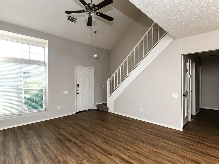 2500 Creekwood Ln — Photo 6