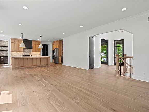 4th image of 7101 Buena Vista St