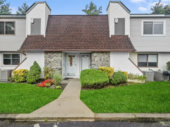 10 Point Circle S #10, Coram, NY 11727