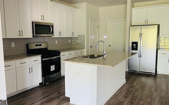 5th image of 987 Sunny Lake Dr