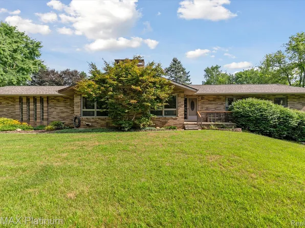 3200 Patterson Lake Rd, Pinckney, MI 48169