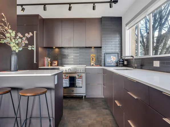 2135 Argyle Ave #101, West Vancouver, BC V7V 1A5