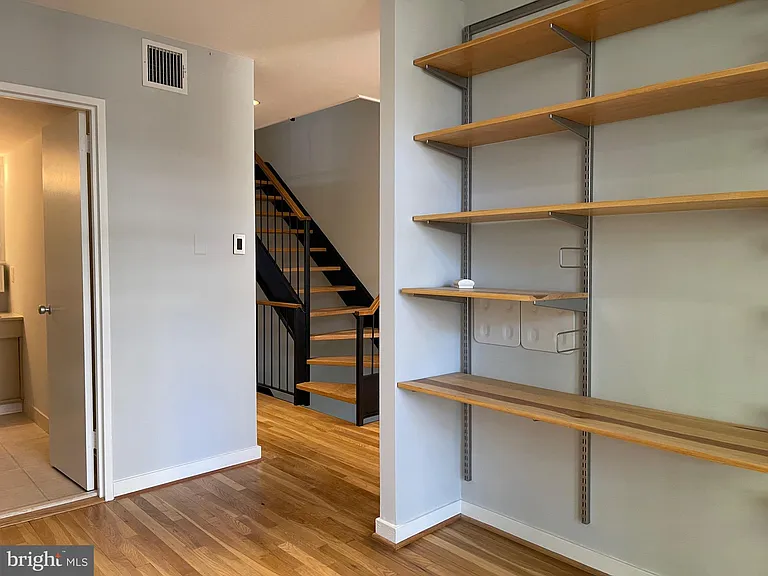 457 N St SW — Photo 8