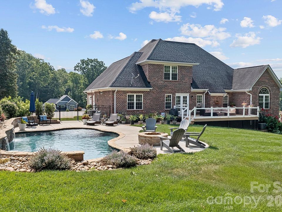 1st image of 115 Orchard Farm Ln