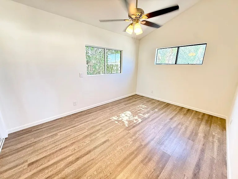 385 Loma — Photo 10