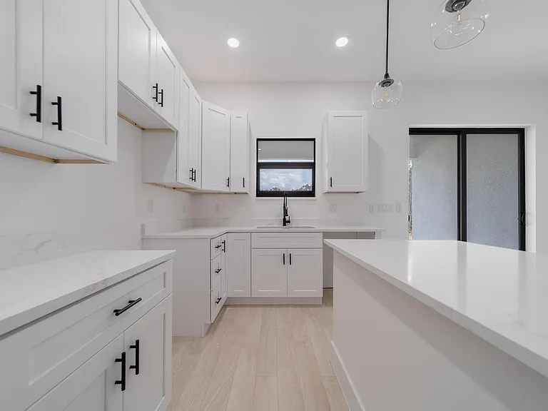541 Ladd St — Photo 1