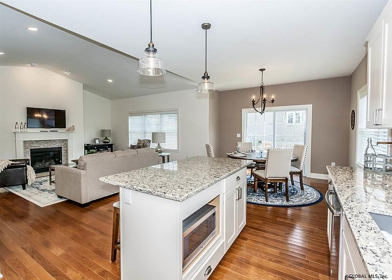 3rd image of 81 Lakepointe Way