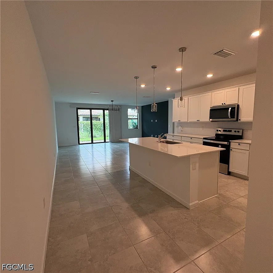 3 bed, 2.5 bath, 1831 sqft, $2,100 — Photo 2