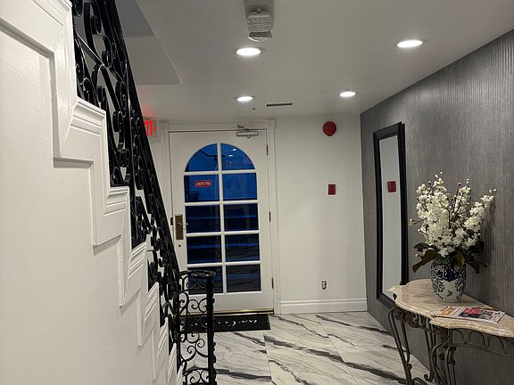 2nd image of 342 N Palm Dr Unit 102