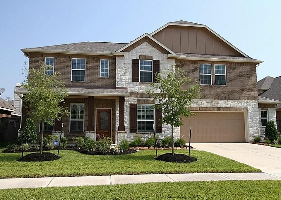 Beautiful Ryland home on quiet street in Fall Creek with great curb appeal.