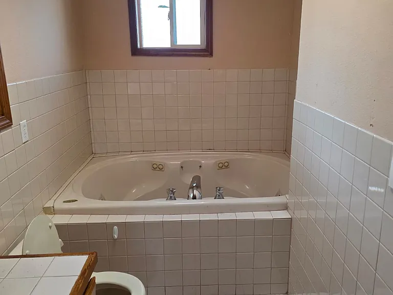 1406 Valley View Dr — Photo 6