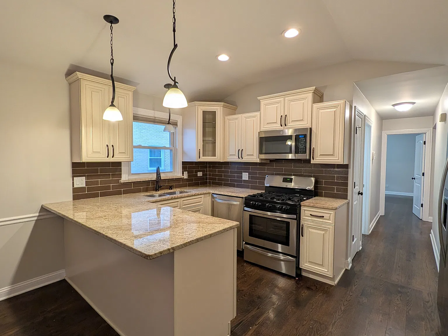 4 bed, 1128 sqft, $2,850 — Photo 4