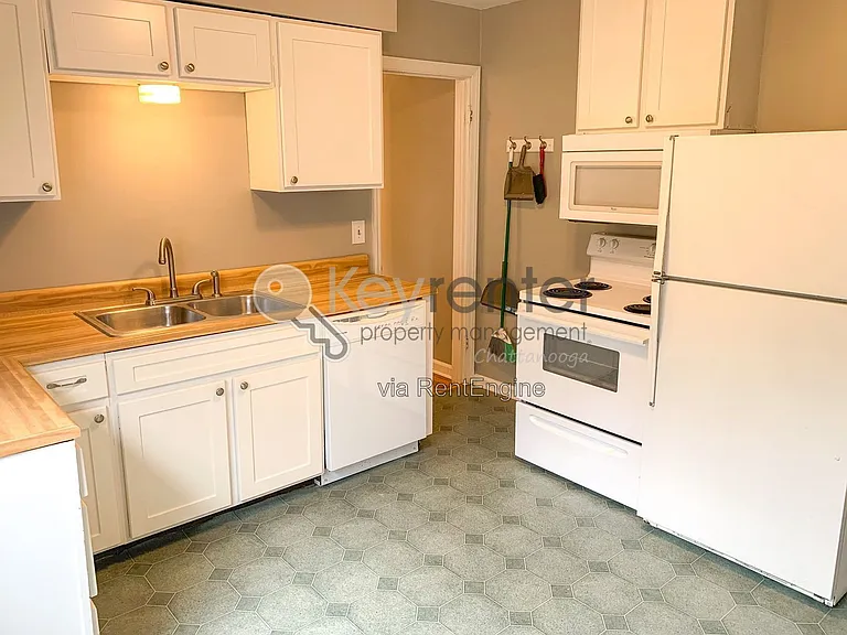 1410 Elm St — Photo 5