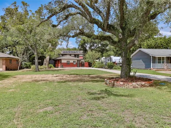 56 Leeder Ct, Lake Jackson, TX 77566