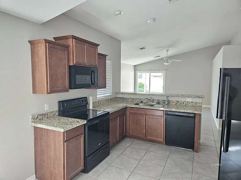 1560 E Whirlwind Way — Photo 2