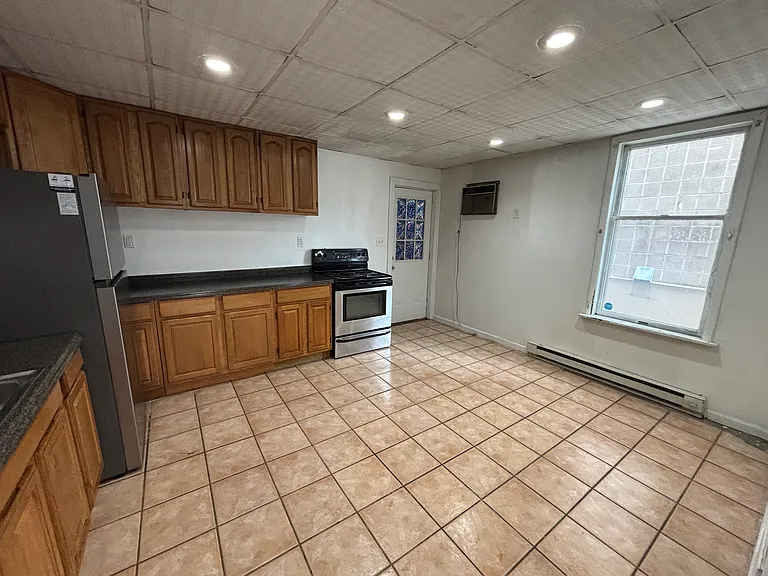 424 E Broad St #1 — Photo 1