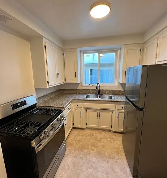 1130 S Clark Dr #5 — Photo 4