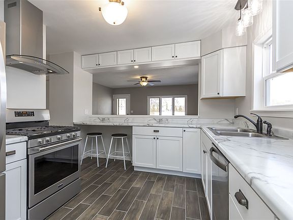 3rd image of 298 E Gilbert Dr
