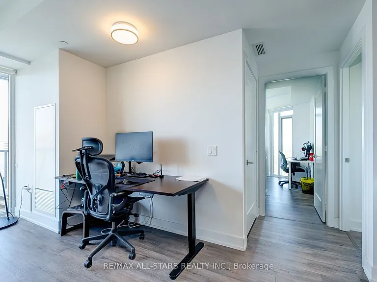 575 Bloor St E #2302 — Photo 17