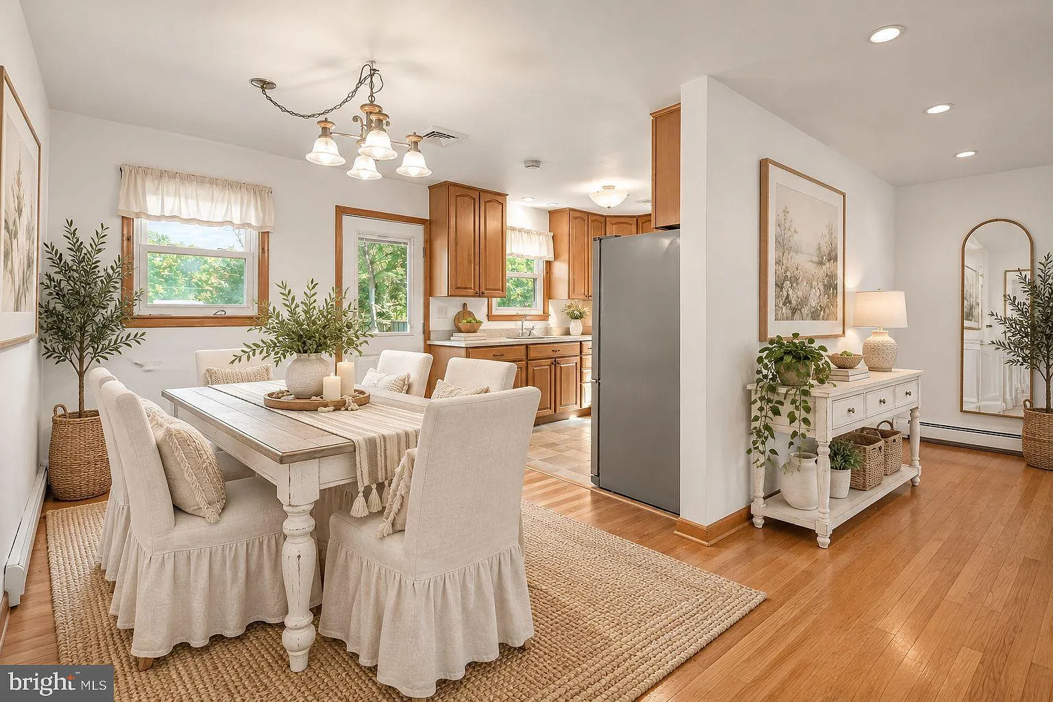 4 bed, 2.0 bath, 1812 sqft, $3,200 — Photo 4