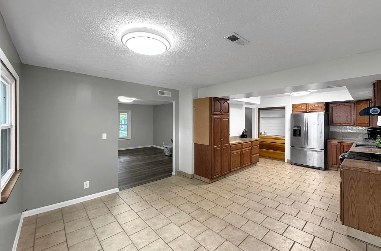 3 bed, 4027 sqft, $4,000 — Photo 4