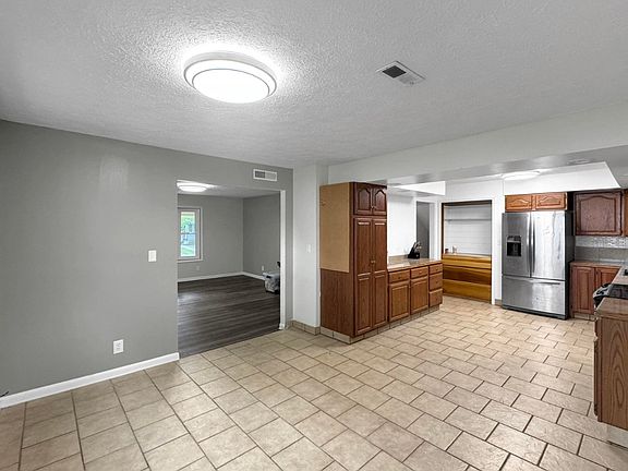 4th image of 205 S Bryan Ave