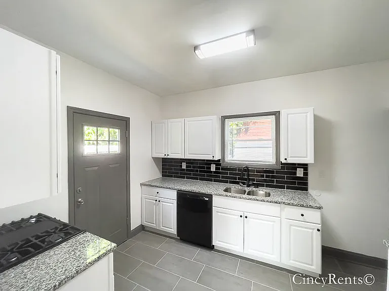 3335 Hewitt Crescent St — Photo 8