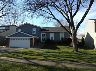 588 Iroquois Trl, Carol Stream, IL 60188