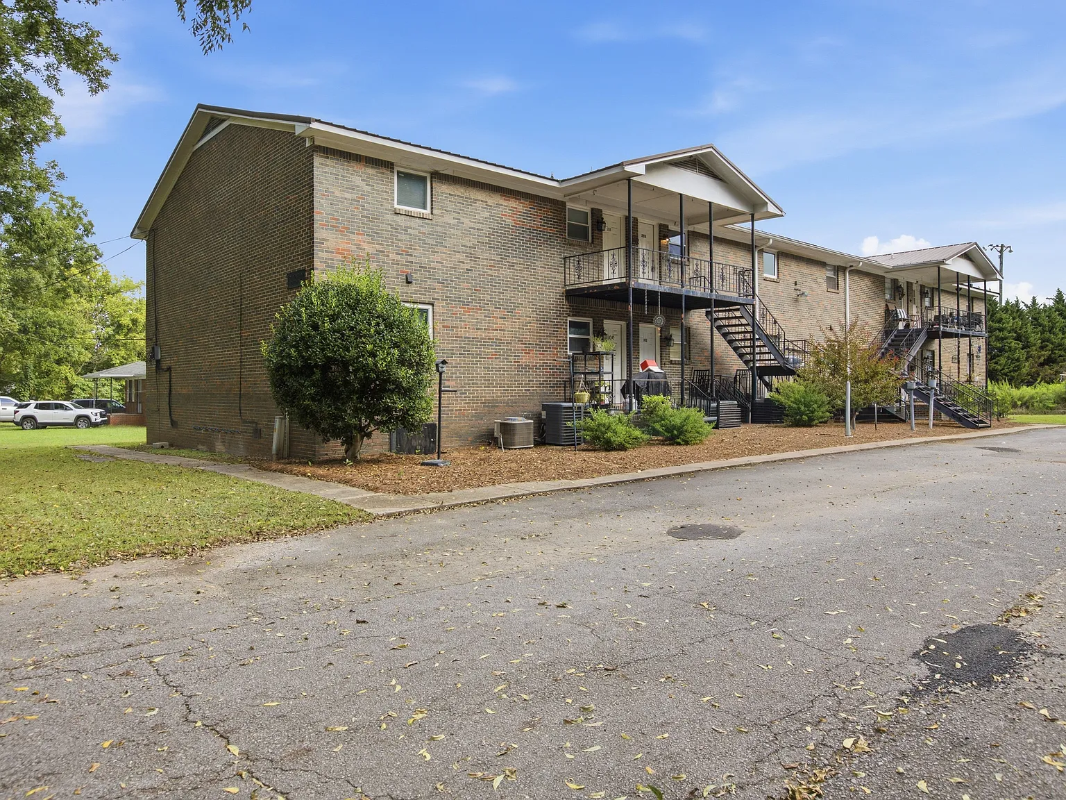2 bed, 1045 sqft, $995 — Photo 2