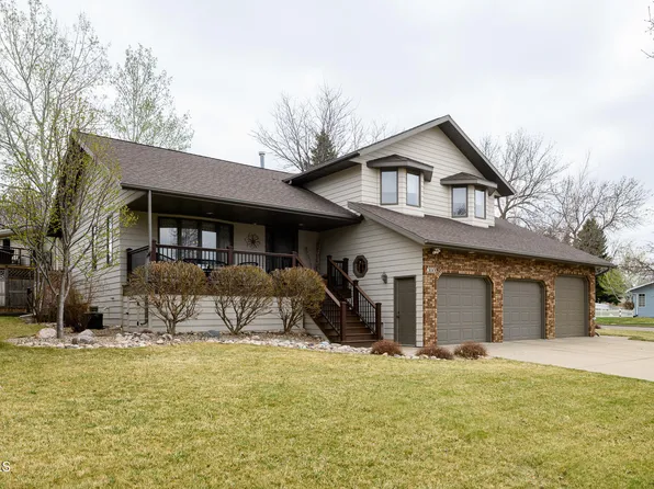 3001 Homestead Dr, Bismarck, ND 58503